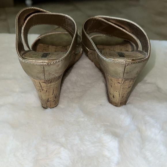 Unlisted Web of Love gold wedge sandals - Picture 5 of 7